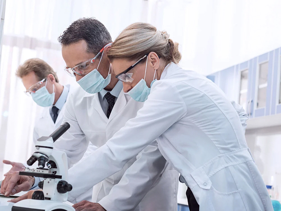 Ricercatori in laboratorio specializzati in urologia
